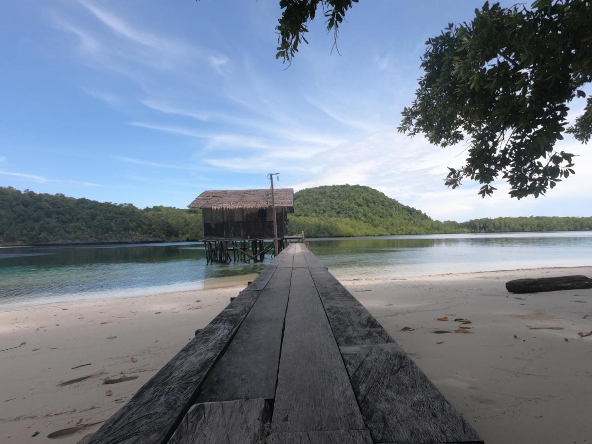 Meos Ambower Homestay Raja Ampat Fam Esterno foto