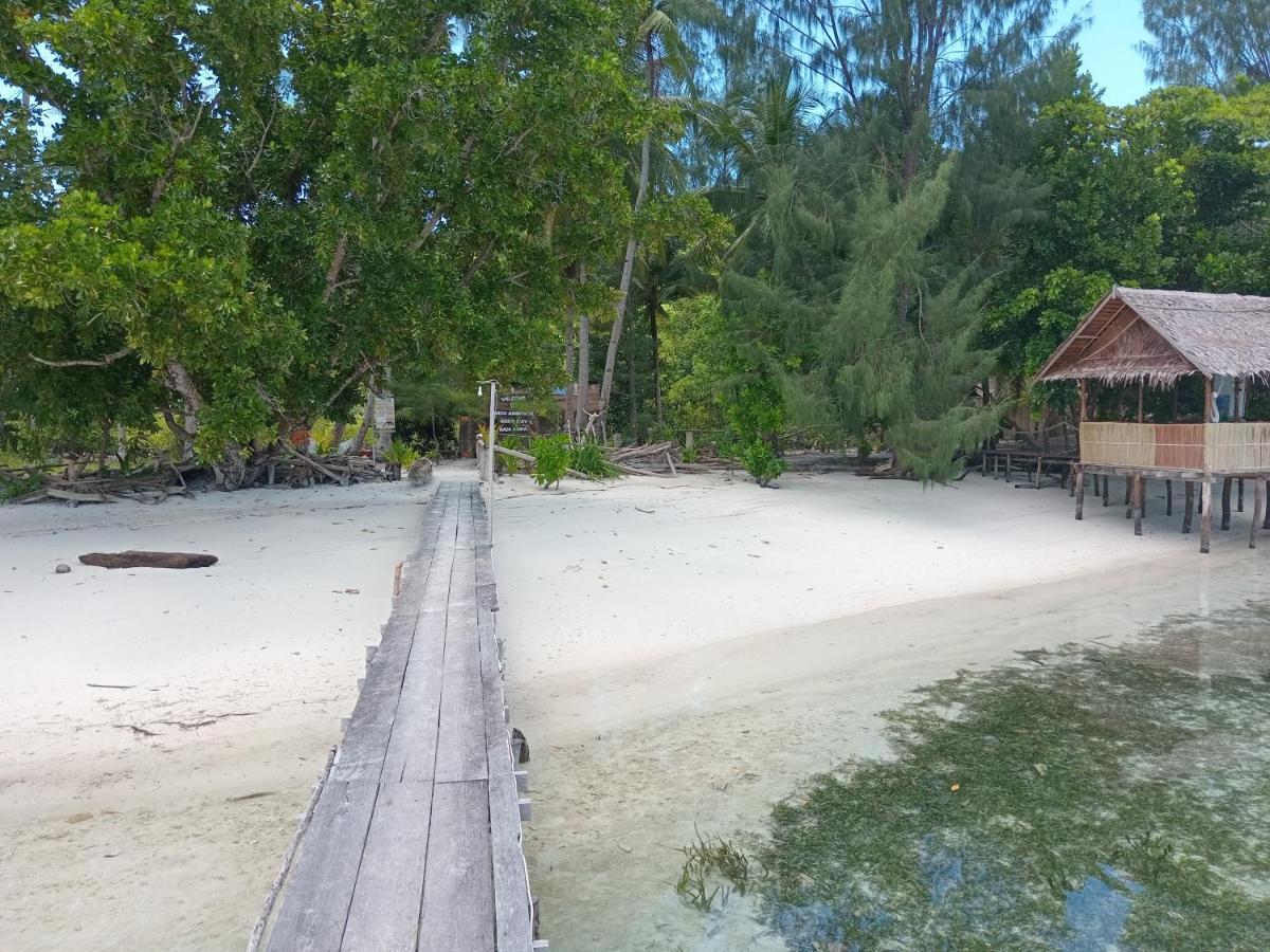 Meos Ambower Homestay Raja Ampat Fam Esterno foto